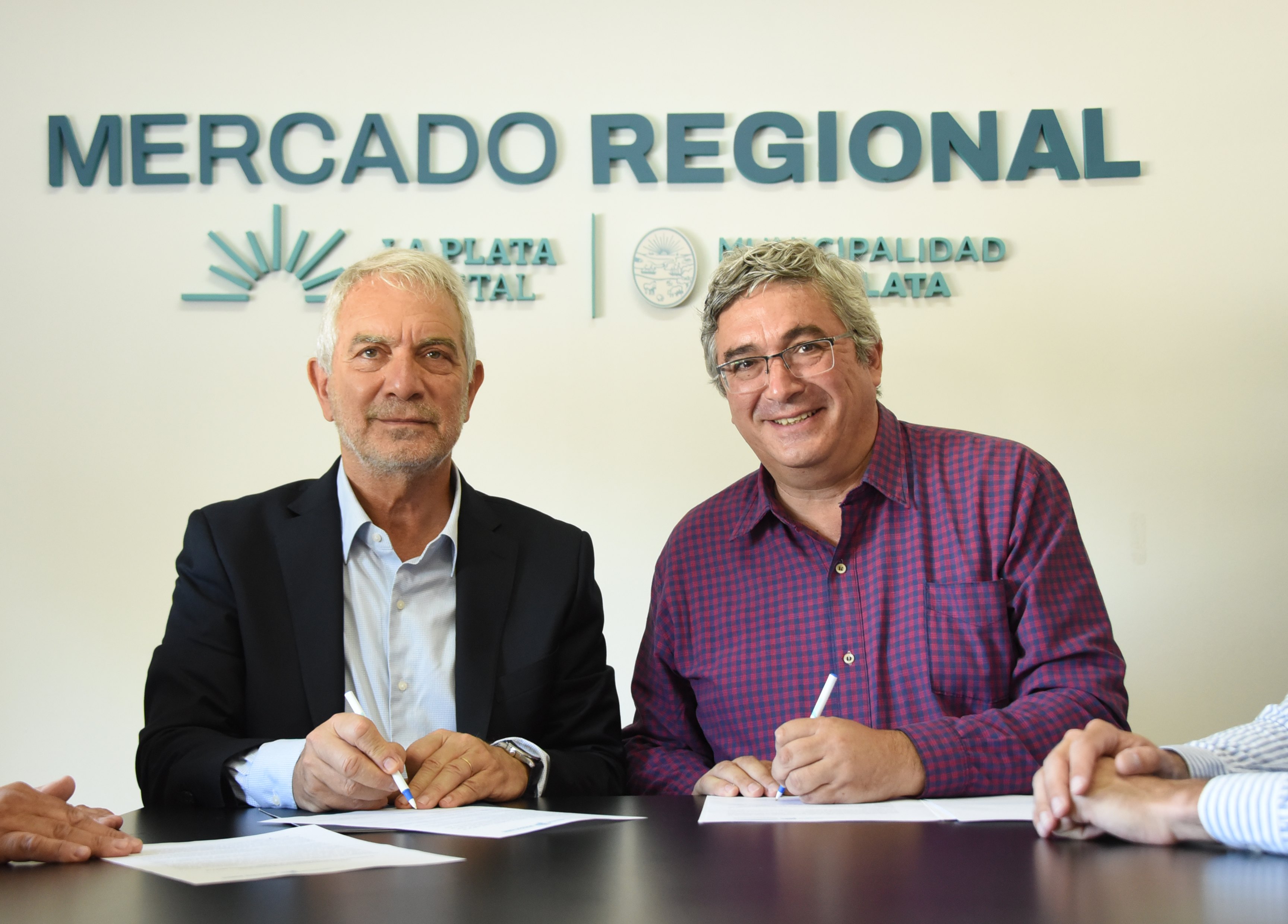 Rodríguez firma junto al titular del BAPRO