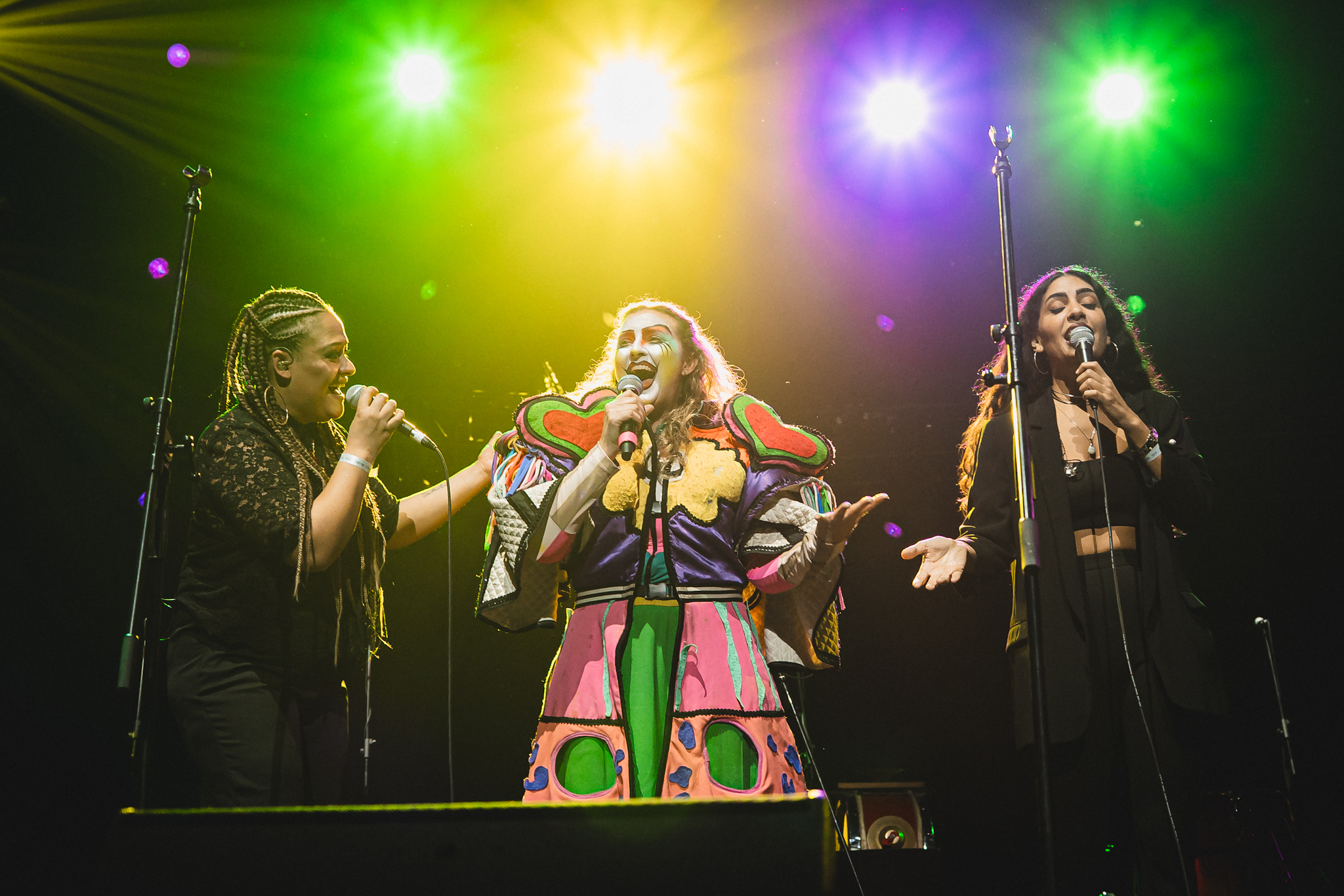 Lucila Rada, Carolina Gomez y Julieta Rada, en el escenario cantando las 3 juntas.