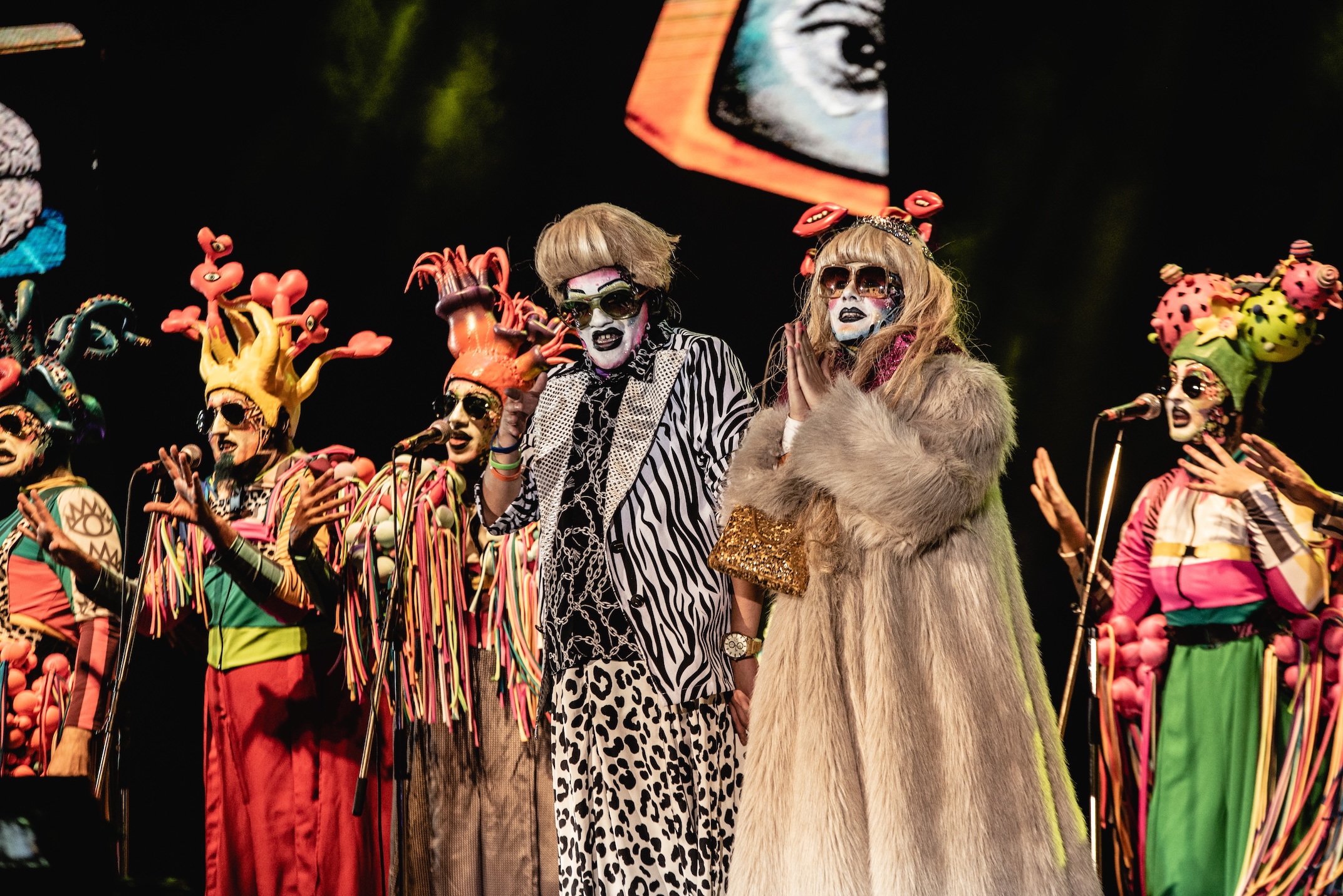 Foto agarrate Catalina caracterizados Foto agarrate Catalina caracterizados